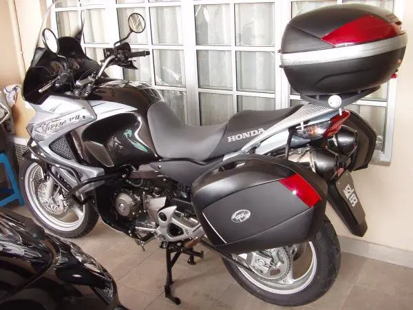For sale my ex panniers....
Givi V46 topcase with top rack & base plate
Givi V35 side panniers with rack set.
99 % new...
bought RM3,500
Now RM2,000
call me 0122389908