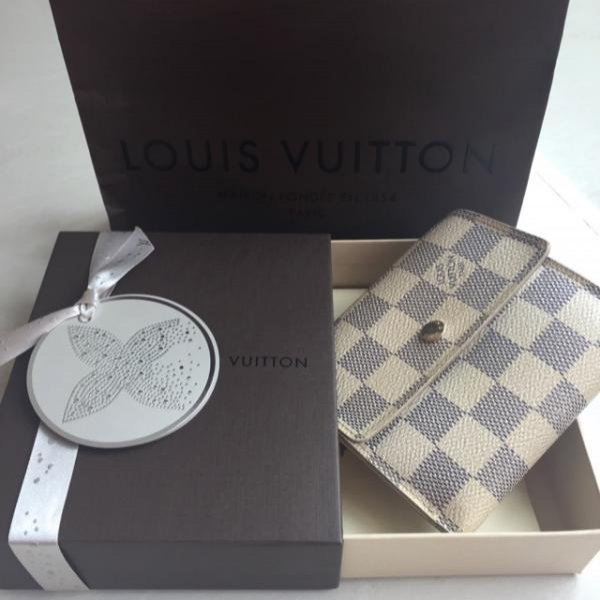 Item 2 LV Wallet_1.jpg