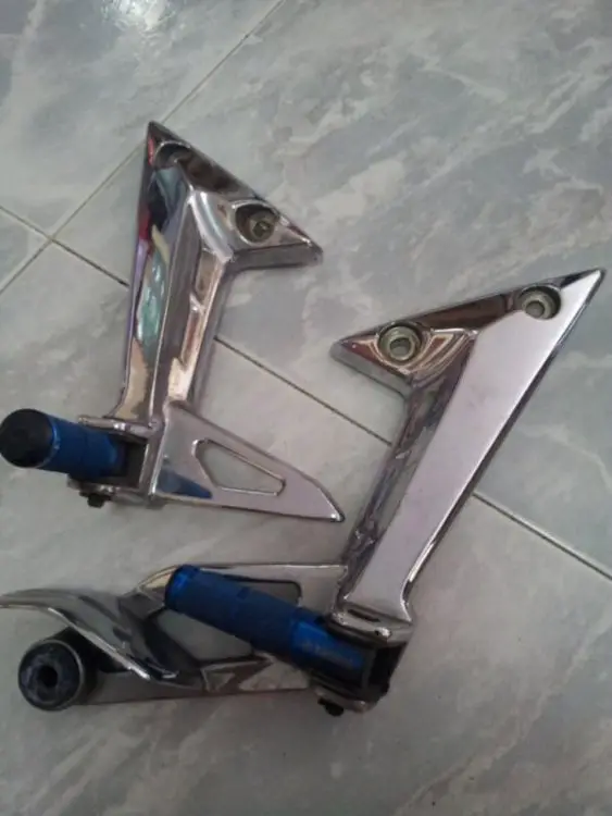 Chrome Pillion footrest.jpg