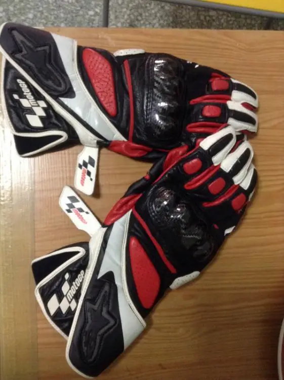 Gloves1.jpg
