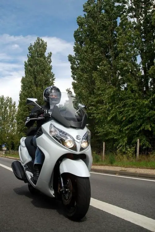 Sym_Maxsym_400i_2011_Dynamique_01.jpg