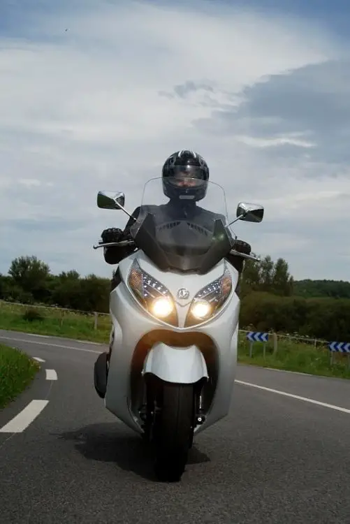 Sym_Maxsym_400i_2011_Dynamique_04.jpg
