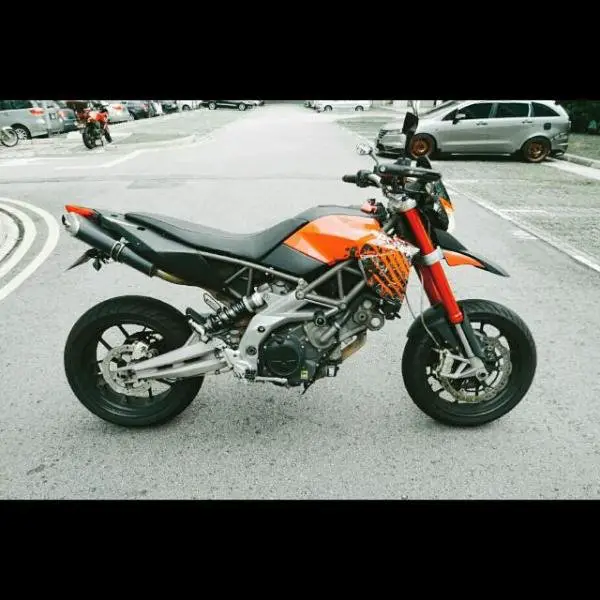 aprilia_dorsoduro_750_1461407450_b6d503cd.jpg