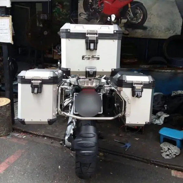 bmw_panniers_1485006227_153fec23.jpg