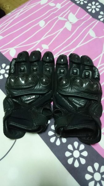 glove.jpg