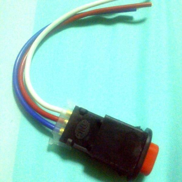 hazard_light_switch_1443792549_9cac6786.jpg