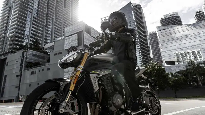 2021-triumph-speed-triple-1200-rs-action-city-closeup.thumb.jpg.dca34fa6d584ab1b1f33bc7e9c0f3413.jpg
