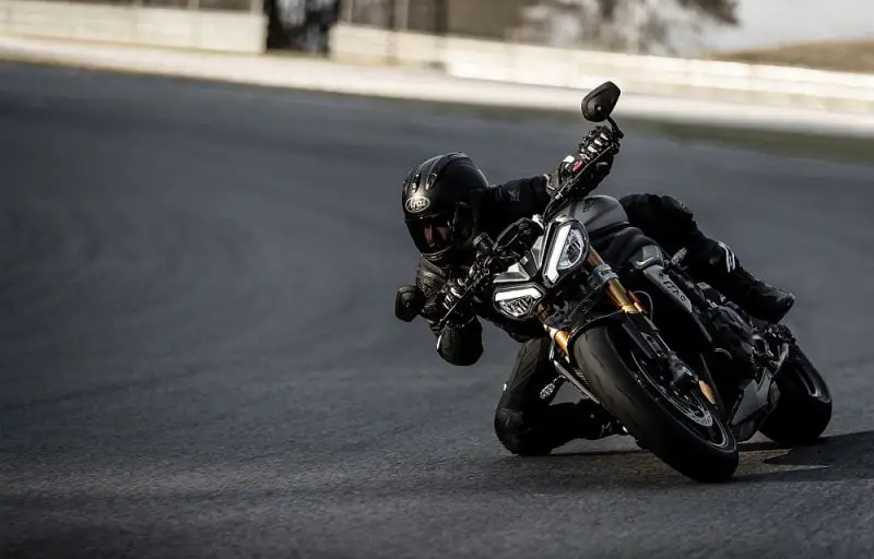Speed-Triple-1200-RS-Hero-Riding-5.thumb.jpg.e970eb2fb288f46302870b74ee832a87.jpg