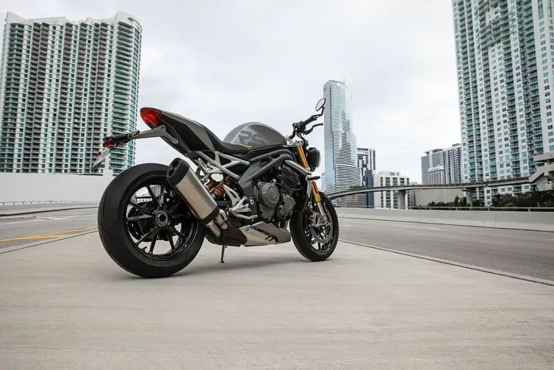 Speed-Triple-1200-RS-Hero-Static-11-2.thumb.jpg.3594d2bde1b522827b12201ba985d064.jpg