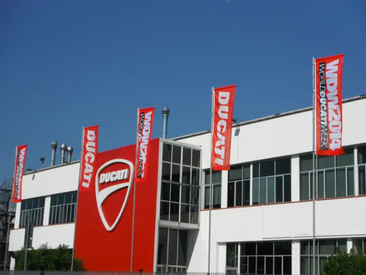ducati_factory_01.jpg.b8abde9bfdc0429d3fabc9ab3106bb38.jpg