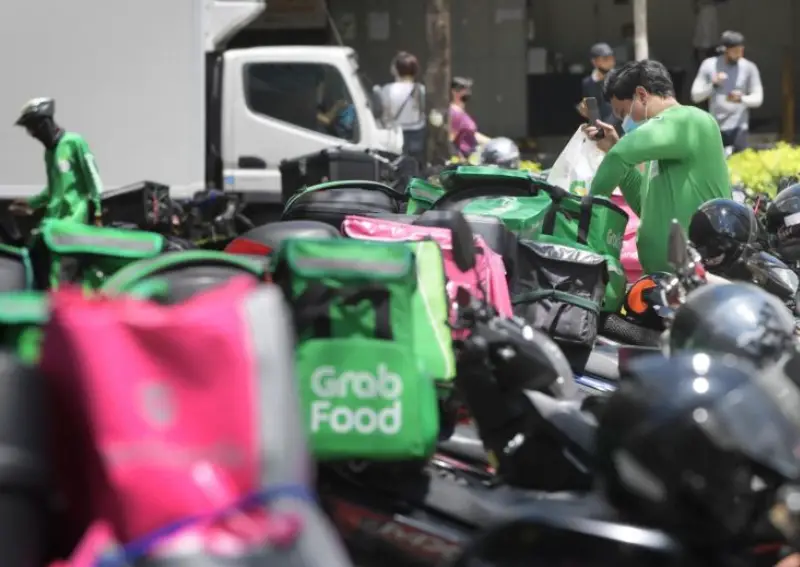 1357960175_20200713_grabfooddrivers_thestraitstimes.jpg.fbef26207c6ae5529624e3f7d9a76d93.jpg