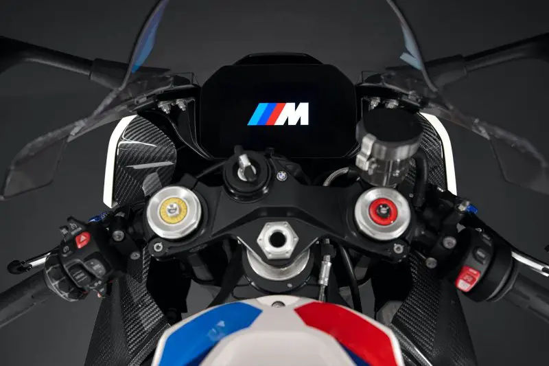 bmw-m-1000-rr-instrument-cluster-8979.thumb.jpg.9e58a3a4452dda6fca050322839569c5.jpg