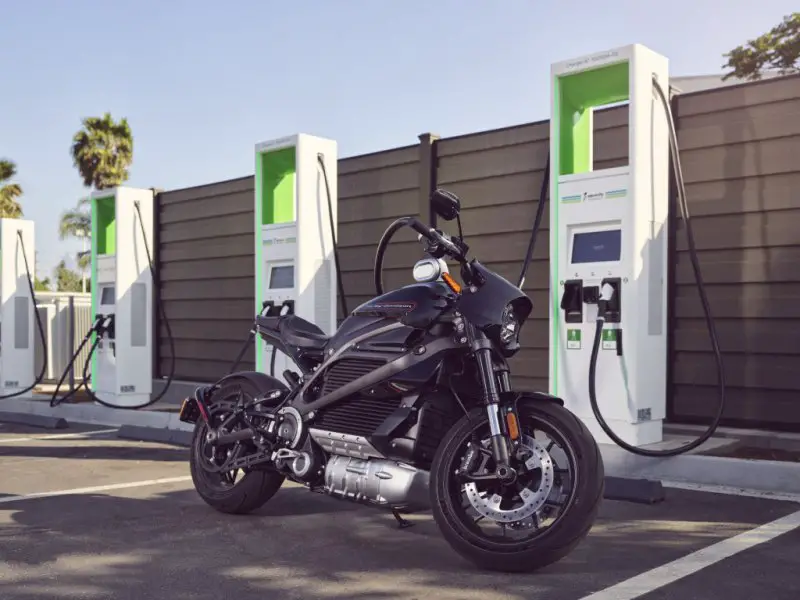 harley-davidson-livewire-charging-at-electrify-america-charging-station_100708041_l.thumb.jpg.81c00bf52e375e65180c96cdbf372272.jpg