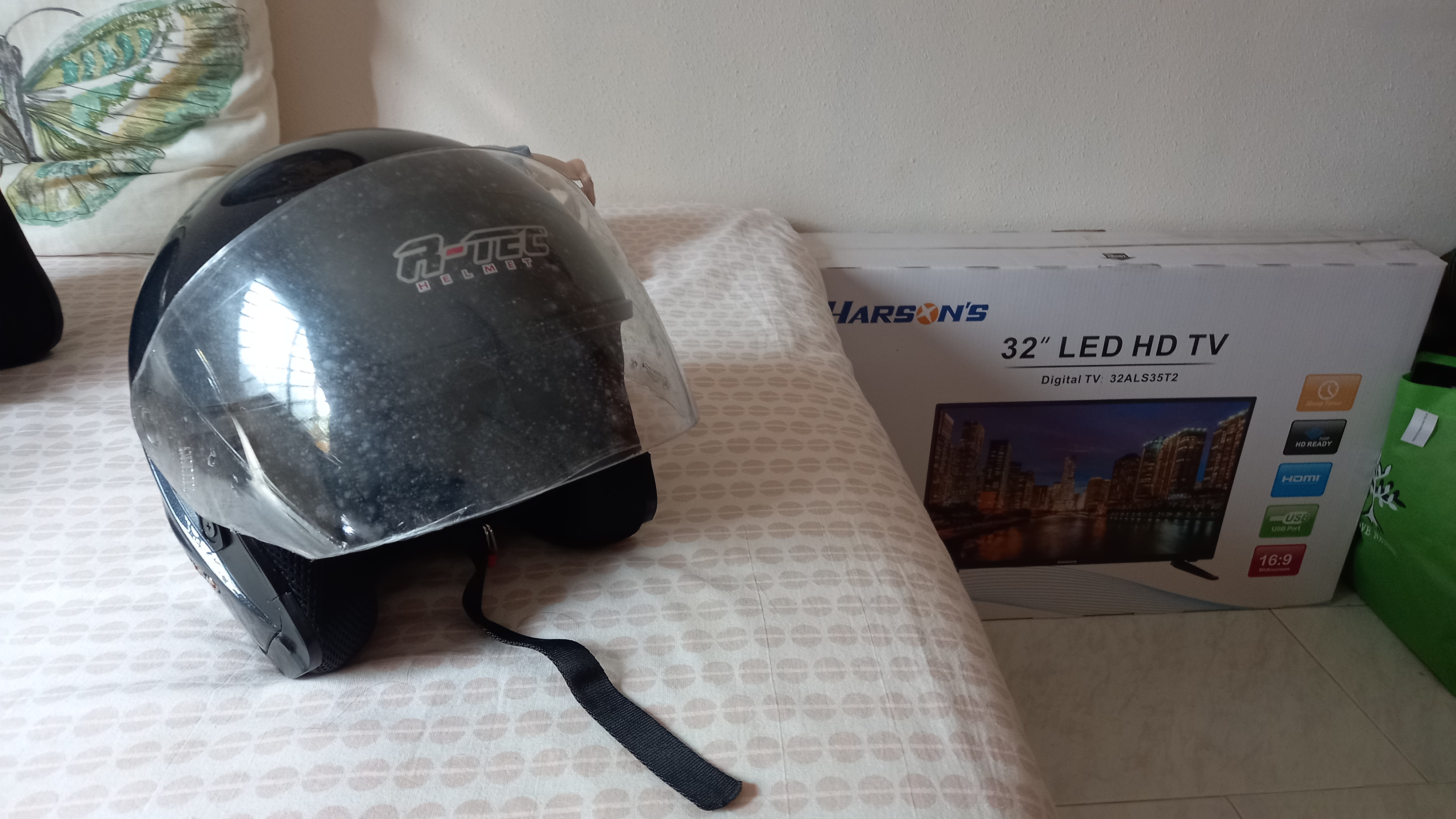 Used helmets for sale Motorcycle Apparels (Gloves, Helmets, Riding