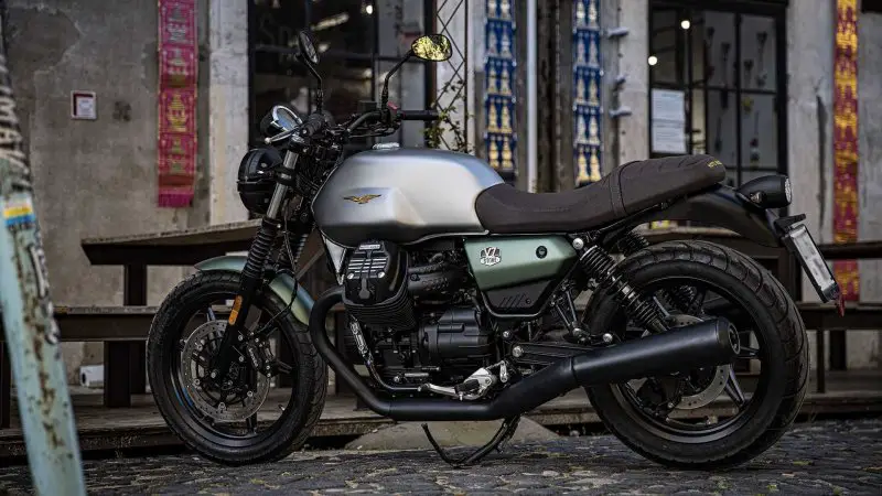2021-moto-guzzi-v7-centennial-livery.thumb.jpg.0d9957f9999dbd23b72c79273d1f3c16.jpg