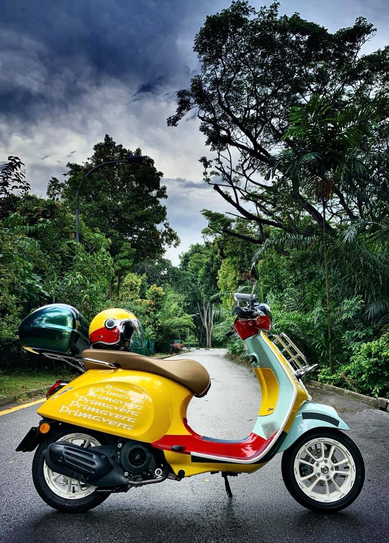 2021 vespa primavera sean wotherspoon 150