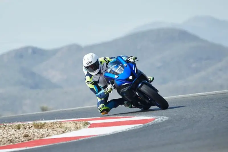 yamaha_r7_07.thumb.jpg.51890df45e7db690e0cfdaa0cf6a15b0.jpg
