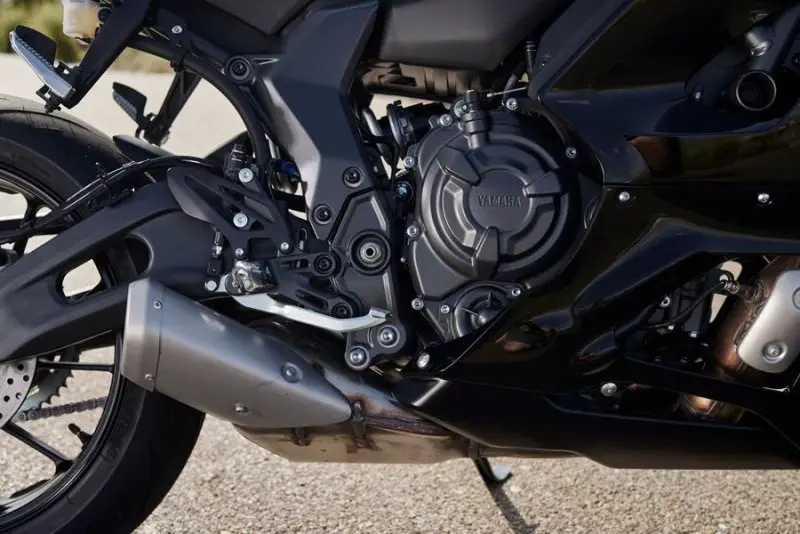 yamaha_r7_10.thumb.jpg.d6c3904f9c15543e2d20763a1381a6cd.jpg